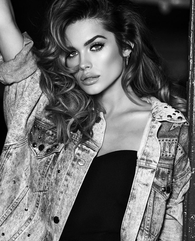 chloesquad's tweet photo. Naaah I live when she pulls off this kinda look https://t.co/fVZuIIuigt