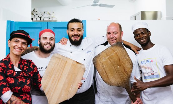 identitagolose's tweet photo. Giuseppe Mascoli, ovvero il teorema della pizza.
Petra Antolini ospite d'onore del compleanno della pizzeria @FrancoMancaPizz a Salina, unica sede extra UK della catena
https://t.co/B0qs79CFD5 https://t.co/q22Puk4YQO