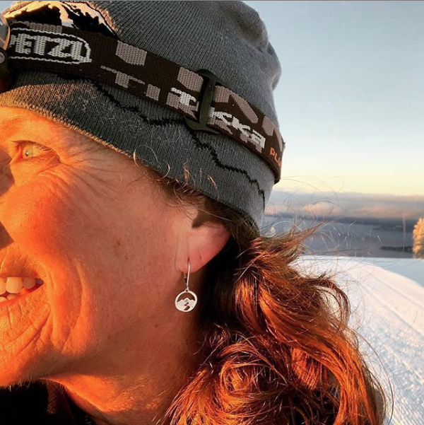 “Morning skiing @diamondpeak and into the sunrise. 🌅 Wrinkles brought to you by decades of #adventure, #laughter and #life.” We love this @hollysinclined! ✨
.
#tahoebackcountrywomen #livelifeoutside #tarmadesigns #outskiingcancer #tarmatribe #breastcancerthriver