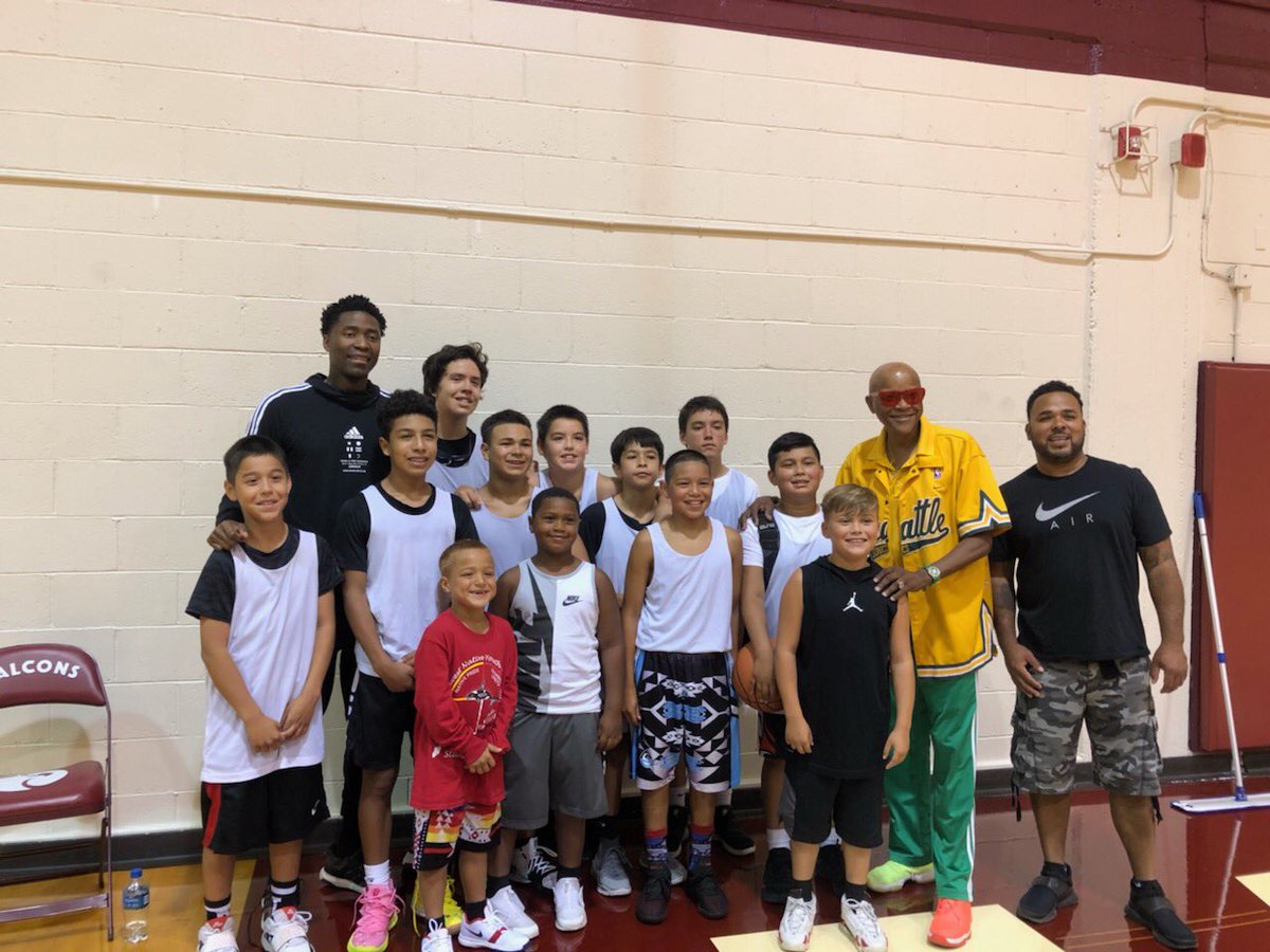 JoleneGEdwards's tweet photo. Our Makah 12u youth were fortunate to play basketball at the Jamal Crawford Pro Am league today. Thank you JC for always supporting the youth and the community. #RoleModel @JCrossover @IndianCountry @FreddyBrownlll https://t.co/jkRzgsT08o