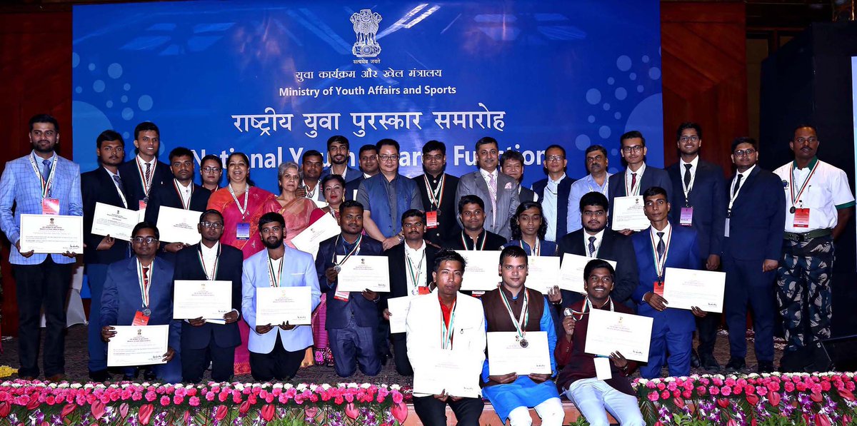 DDNewslive's tweet photo. Minister of State for Youth Affairs &amp; Sports (Independent Charge) and Minority Affairs, @KirenRijiju with the Awardees at the #NationalYouthAward Function, in New Delhi https://t.co/XgQBpjjQ8D