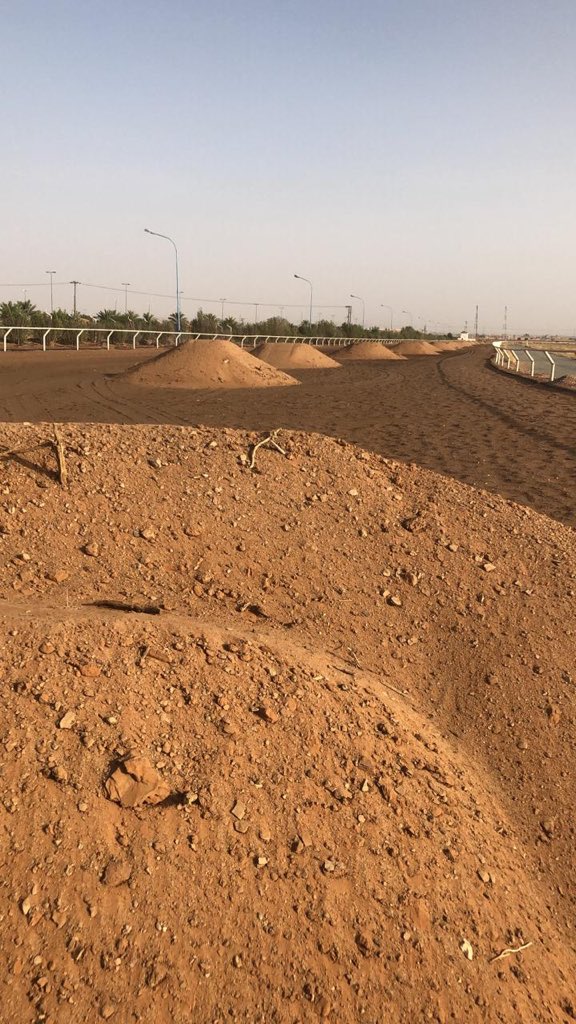almedan8's tweet image. ميدان الامير فيصل بن خالد للفروسيه بالمجمعه؟
من الميادين العريقه
والتي اكتشفت مدربين وخياله باتو نجوم مميزين ومعروفين
حال ملاك الميدان؟متذمرين
من ارضية الميدان وانها كانت سببا في العديد من الاصابات 
املهم من ادارة النادي جلب تربه رمليه مثلها مثل بقية الميادين