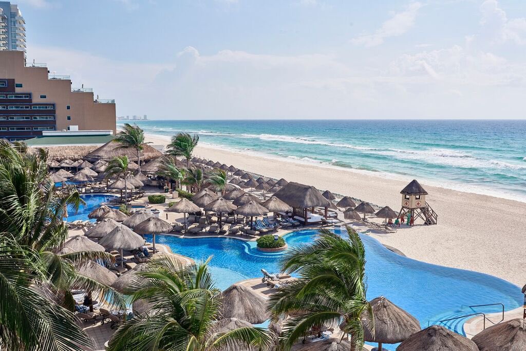 A tropical paradise awaits at JW Marriott Cancun with spectaculars views of the turquoise waters of the Caribbean Sea. .
.
.
.
#JWMarriott #JWMarriottCancun #JW #MarriottHolidays #Pool #Cancun #Travel #Hotel #Luxury