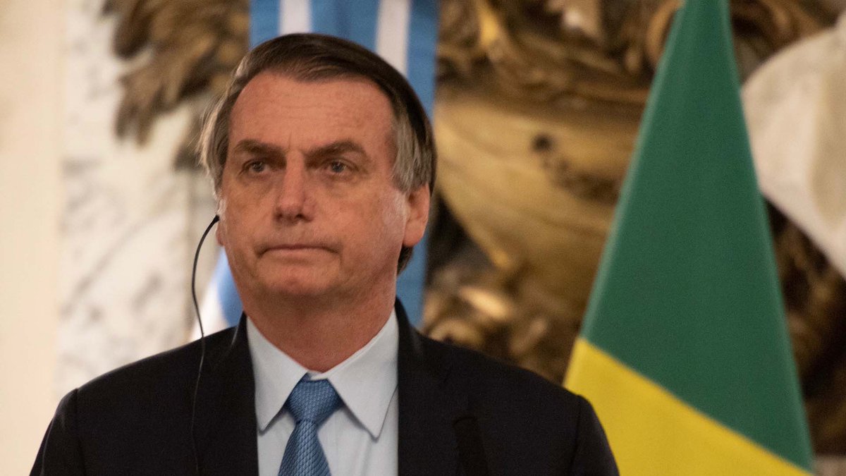 infobae's tweet photo. Jair Bolsonaro cree que la derrota de Macri puede provocar otra crisis migratoria: "No queremos a argentinos huyendo hacia aquí" https://t.co/NlxY220dGP https://t.co/ynZMEiC2Ah