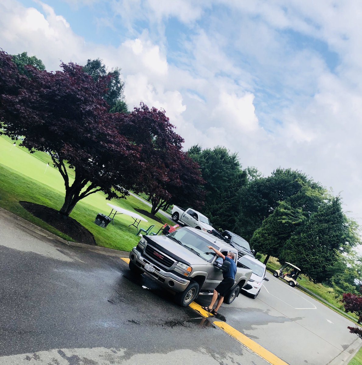 saccomaniacs's tweet photo. Blue sky and a line up! Let the day get started! #agricultureforautism #autism #PAFN #makingadifference #PacificAutismFamily #golftourney #BeautifulBC #GoldenEagleGolf #Saccomaniacs #11thAnnual #volunteers #FraserValley #ChilliwackBC https://t.co/DYQC3F2IHr