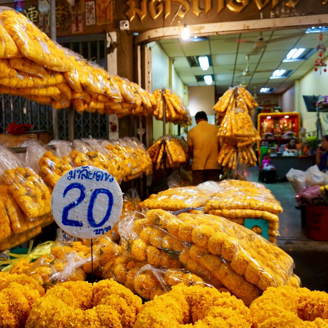 ClassicJrneys's tweet image. Bangkok is full of surprises around every corner. Many say their favorite part of the Thai capital is the colorful and vibrant nightly markets! 🌟 Did you know #ClassicJourneys offers a #Bangkok trip extension? Check out our three-day tour extension here: bit.ly/2MW8nNa