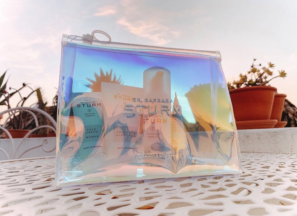 Skinstation_UK's tweet image. ✨Dr Barbara Sturm's Discovery Set is the idea way to introduce yourself to the Molecular Cosmetics line.✨⠀
⠀
Currently available in a holographic travel bag, the Starter Kit contains seven deluxe 'hero' products.⠀
-
Shop 💎 skinstation.co.uk 💎 #drbarbarasturm #glow