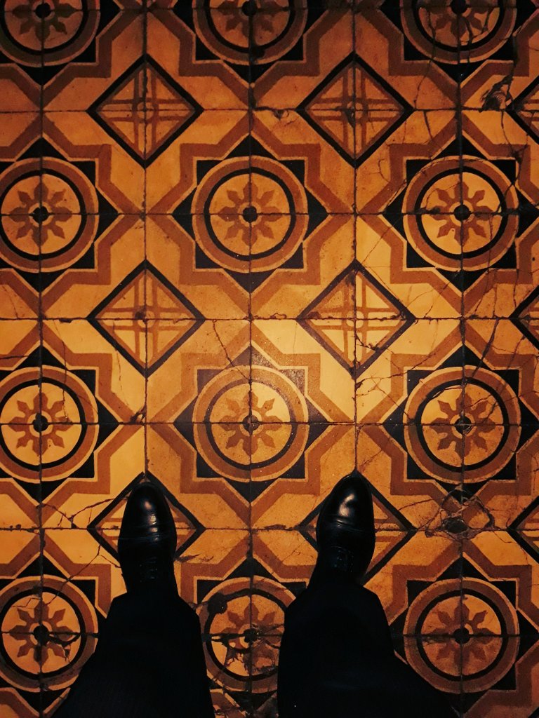 Soporta pasos, tiempo, frío, calor, agua, se resquebraja,...pero la esencia de su belleza, sus símbolos y colores, son una constante. Muchas son las variables que modifican ligeramente la estructura, casi sin que nos demos cuenta, dependiendo de la decisión que tomemos.