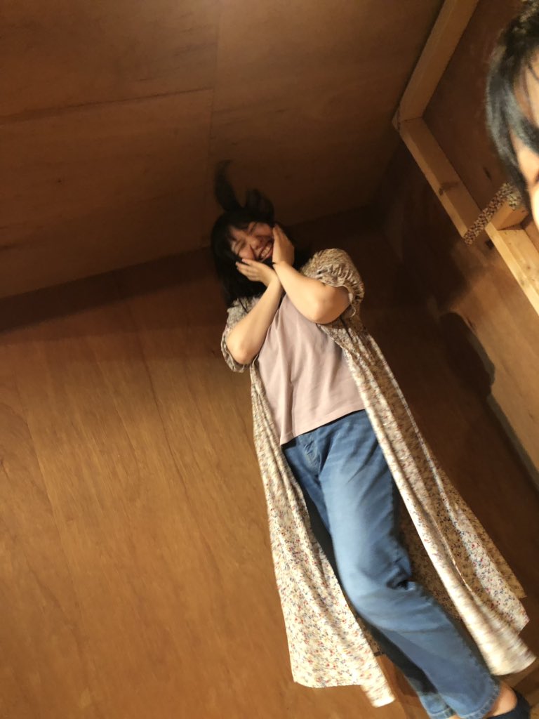 freedom7_ak's tweet photo. 日付変わっちゃったけど、今日の後日談！
宗教の女、佐野沙友里(石井香帆)が訪れるシーンでカメラを向けていた華(米山茜)。
本当に動画や写真を撮っていました。
おかげでフォルダにはぽっぽがいっぱいw
リハも本番も良い意味でめちゃくちゃ怪しかった！笑
#ファニツリ
 #チャイムの多い部屋 https://t.co/QfcX12JFyG