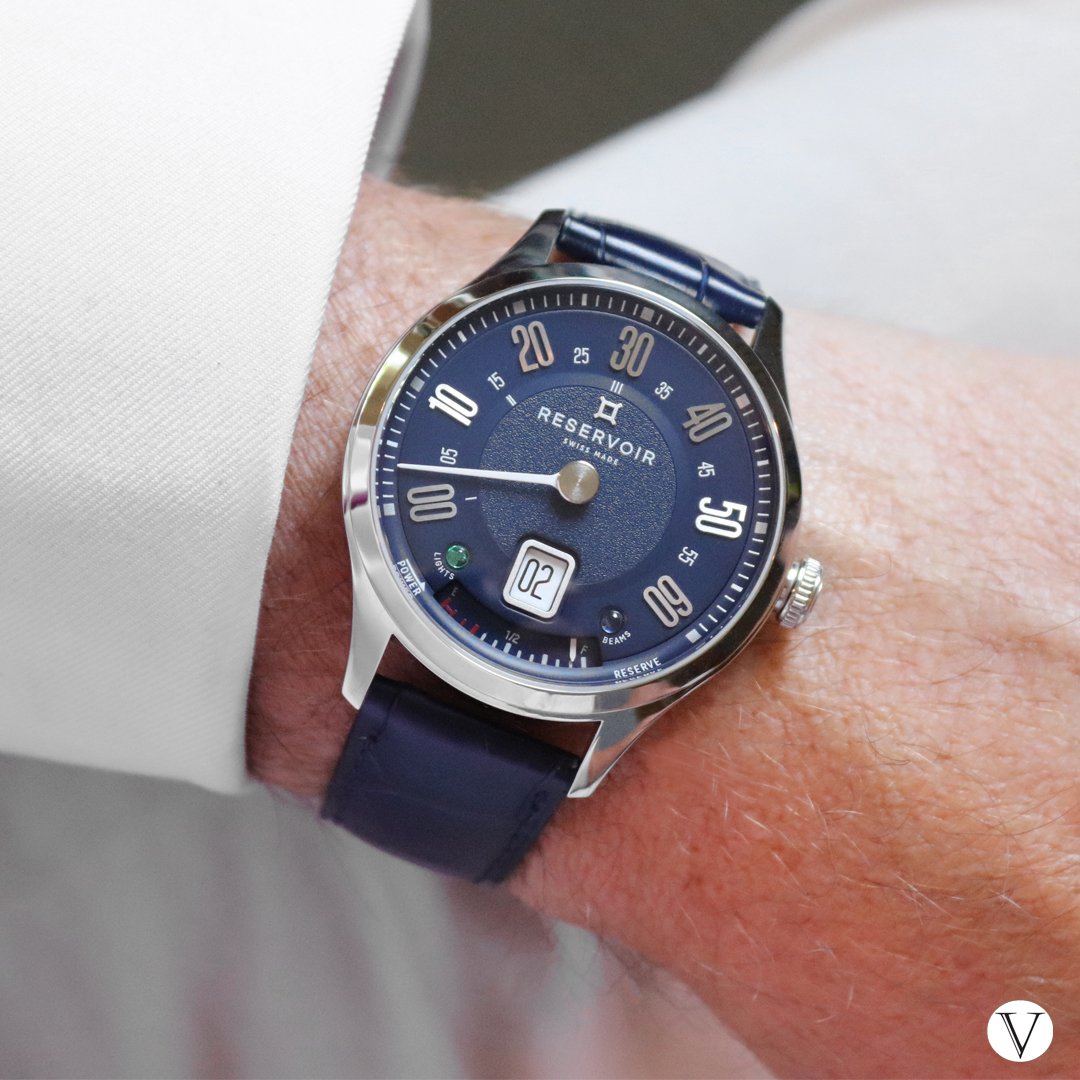 VERITIMEWATCHES's tweet image. Inspired by the #classicMinicar - #theLongbridge model by @ReservoirWatch now also comes in a 41.5 mm case made of precious metals. Rose gold and palladium.
The Palladium version, #TheLongbridgeNightfall, features a beautiful blue dial and a matching quality blue alligator strap