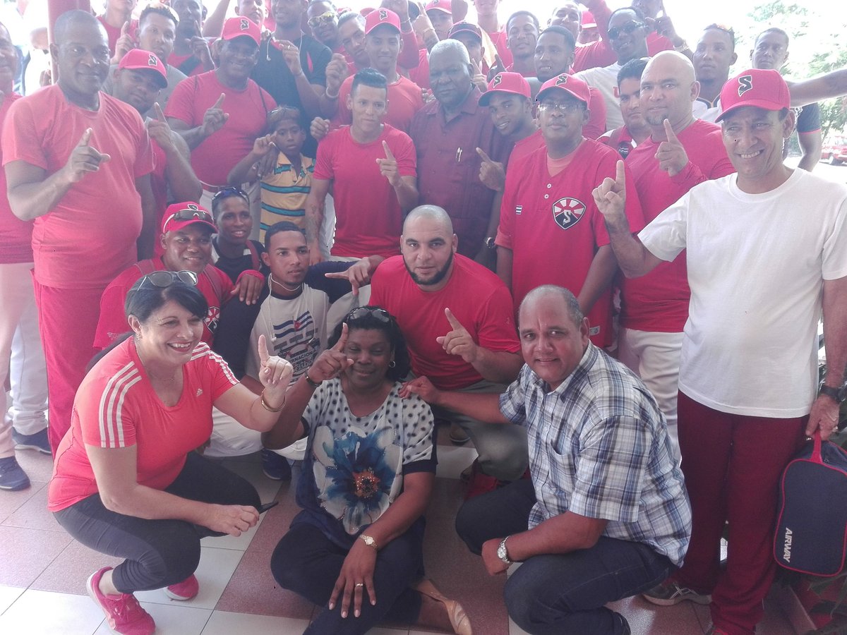 Emotivo encuentro del Presidente de la Asamblea Nacional con los equipos de béisbol de Santiago de Cuba y Guantánamo. #SomosCuba , #SomosAsambleaNacional