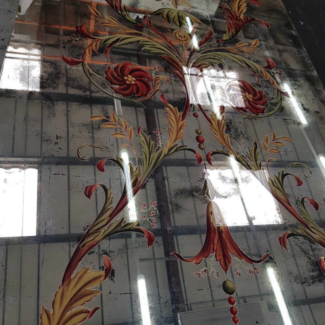 sterlingstudio6's tweet photo. One of a number of panels hand painted in reverse behind glass with antiqued 6ct gold leaf. You can see our ceiling and rooflights reflected in the glass.

#verreeglomise #eglomise #glass #gilding #gold #decoration #decorativeart #interiors #interiordesign #artsdecoratifs https://t.co/O0EVJWHOZY
