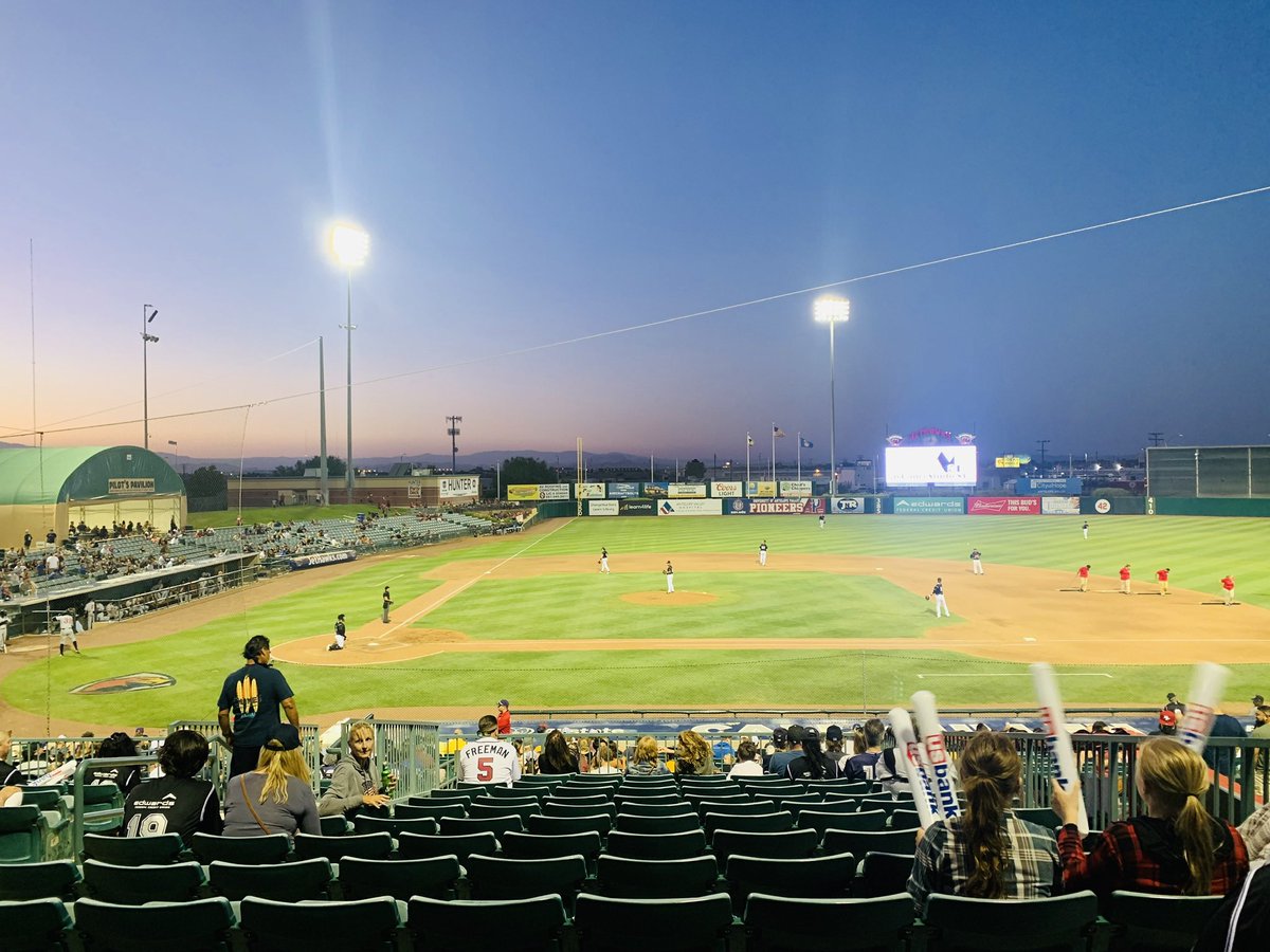 cali_raised_323's tweet photo. Had a great time watching the @JetHawks on Saturday. The wife has never been to a Baseball game so I thought that this will be a great place to start. Thanks for the experience #Jethawks. I hope to make it back before the seasons over. https://t.co/8bI3DtXaTI