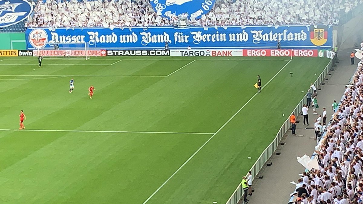 Wutbürger bei jedem Thema welches im Rahmen eines Spiels behandelt wird „PoLiTiK RaUs AuS dEn StAdien“. Die selben „Fans“: #FCHVfB
