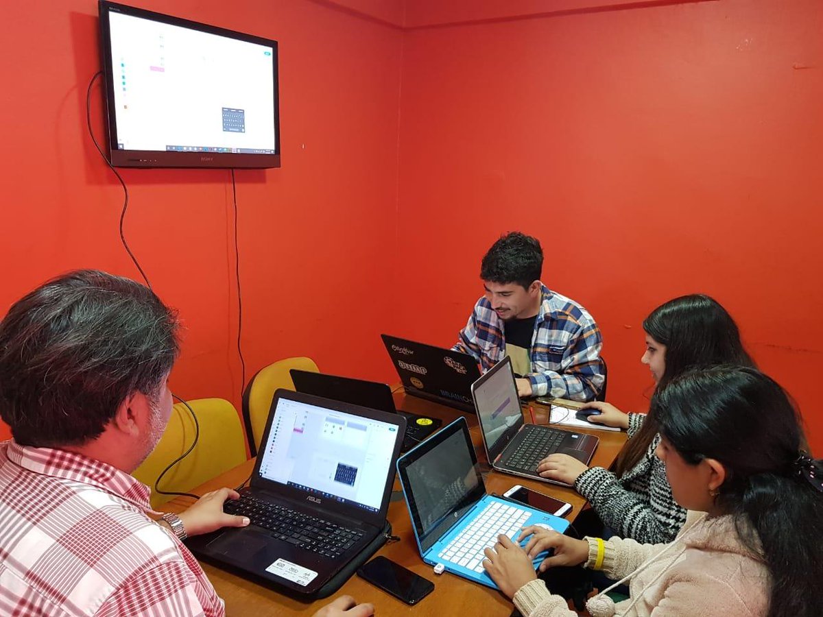 TarapacaLabs's tweet photo. Monitores del programa de Tarapacá Labs School se capacitan en programas de diseño con docente Gonzalo Aguilera de Unap . Así, en nuestras dependencias fortalecemos el aprendizaje y entregamos nuevas herramientas a estudiantes que participan en Torneos de Innovación Escolar. https://t.co/OCuQ7pWs8Y