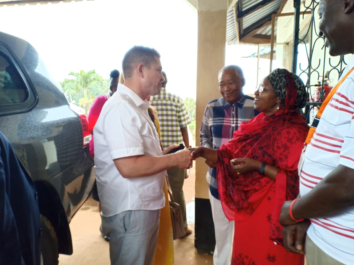 RadioKaya's tweet photo. Mkurugenzi mkuu wa Radio Kaya, Rose Mwakwere akimkaribisha Balozi wa Marekani humu nchini @USAmbKenya Radio Kaya mapema leo. McCarter ameipongeza Radio Kaya kwa kazi njema inayofanya katika kudumisha utamaduni.
#RadioKaya #KitovuChaUmojaWaPwani #USAmarafiki #HapaNiRadioKaya https://t.co/MBJ0ySrAk3