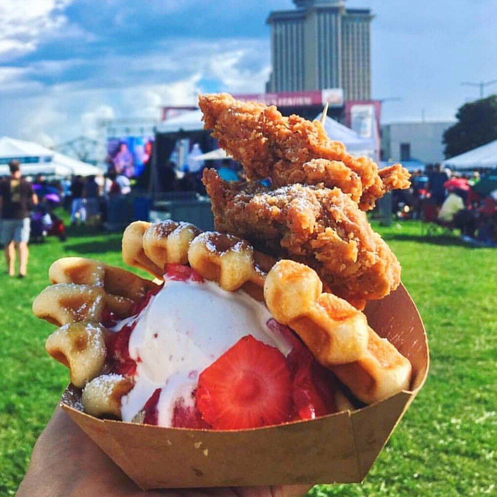 FriedCHCKNFest's tweet photo. #MeatlessMonday chicken and waffles from our first vegan vendor all the way from San Francisco ➡️ @atlas_monroe!
According to @extracrispy editor and #FCF2018 judge Ryan Grim, this delicious plant-based combo was enough “convert any fried chicken traditionalist” https://t.co/P9EStE2FBy