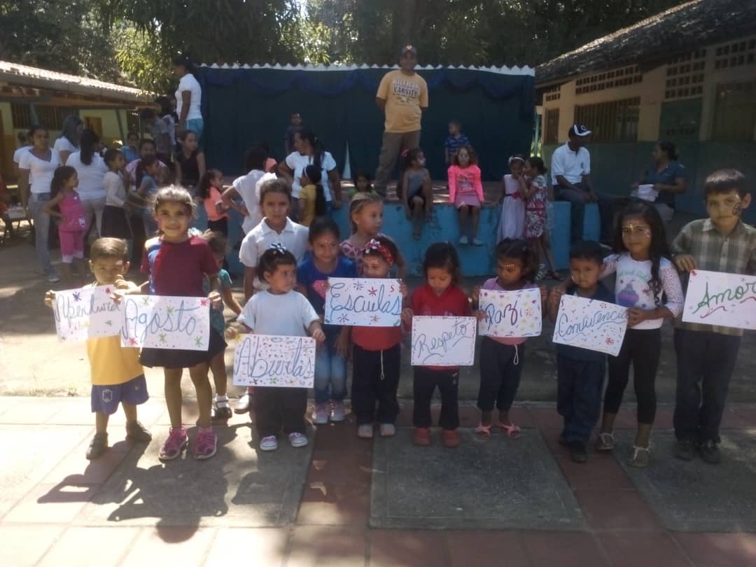 Zarinest10's tweet photo. En la Esc y Ceib  Río Caro #MunicipioOspino #Portuguesa se realizan extraordinarias actividades en el Marco de Agosto Escuelas Abiertas 2019  Caminata por la Paz, pinta caritas, manualidades y compartir de sabers y sabores @MPPEDUCACION @psuvaristobulo https://t.co/8C86HoLl8S