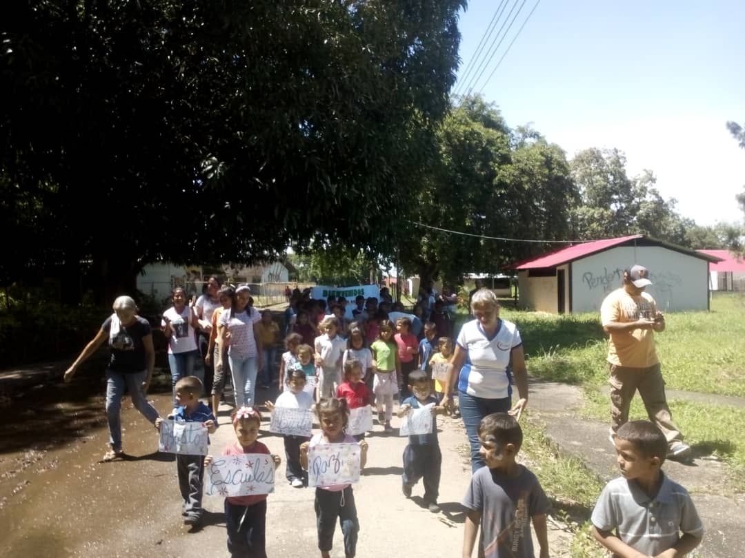 Zarinest10's tweet photo. En la Esc y Ceib  Río Caro #MunicipioOspino #Portuguesa se realizan extraordinarias actividades en el Marco de Agosto Escuelas Abiertas 2019  Caminata por la Paz, pinta caritas, manualidades y compartir de sabers y sabores @MPPEDUCACION @psuvaristobulo https://t.co/8C86HoLl8S