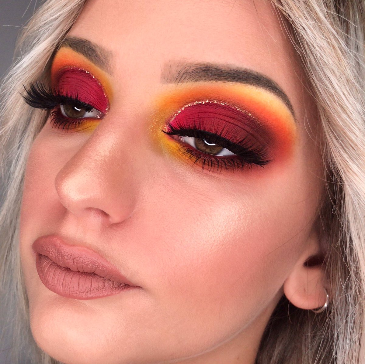 disturbieva's tweet photo. New post on my instagram @itsevasmu 🔥
Products : 

Natasha Denona Sunrise palette 

@MorpheBrushes x @jamescharles palette 

@MakeupRevFrance foundation drops in F3 and conceal and define concealer in C1

#morphebabe #makeupevolution https://t.co/2Wz9VXdq3i