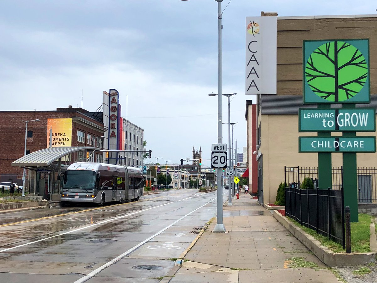 CityArch's tweet photo. Happy #MidtownMonday!! This rapidly booming neighborhood connects Ohio’s 1st &amp; 4th largest job hubs (@DowntownCLE &amp; @inthecircle, respectively), has the @GCRTA HealthLine bus rapid transit, &amp; offers a variety of cultural, health, tech, dining, &amp; living options 👌@MidTownCleInc https://t.co/0LSVMW9xNo