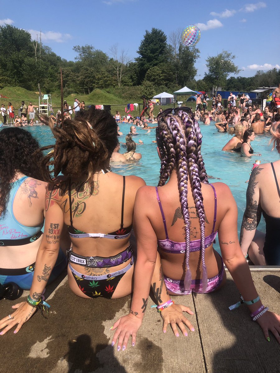 shelbyEST1990xx's tweet photo. @ethika pool party at @estfestohio with @laken19xx #Tradition #fEST6 #XX @machinegunkelly @estfestohio https://t.co/gtOF9G38aw