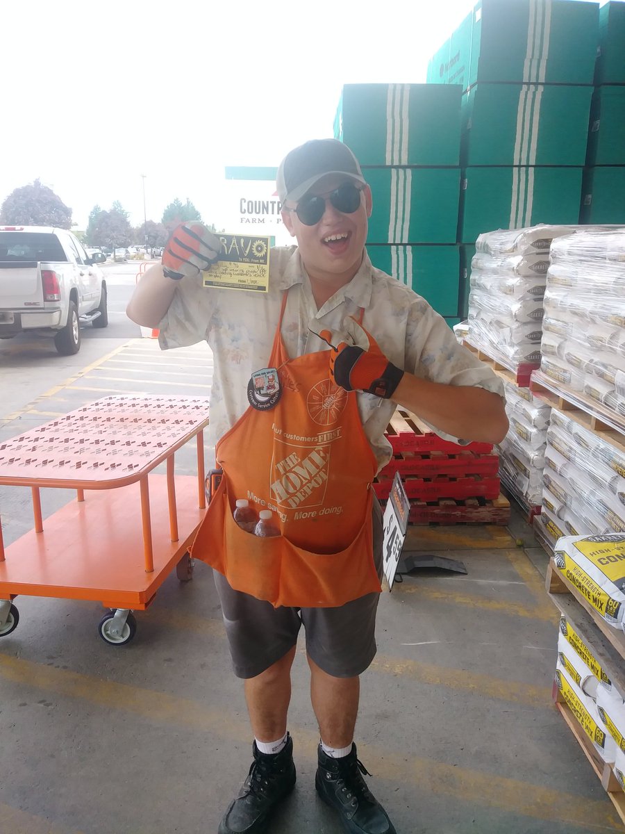 litkod's tweet photo. Great Job Bailey! Thank you for wearing the proper PPE while loading a customer's vehicle. #D198SAFESUMMER @ChrisB_d198 @DeatonKrissy @BlankenshipSB @JasonBallDM198 @WerneckeNickie https://t.co/1dptsFDdtZ