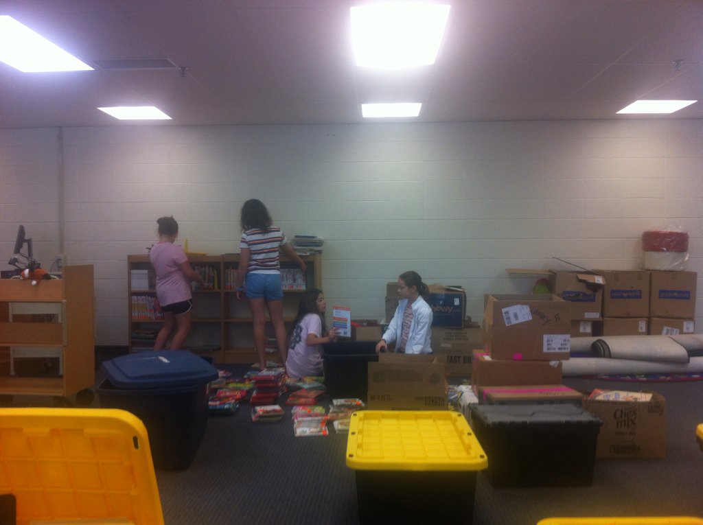 donutbullyky's tweet photo. When the librarian needs help, the @donutbullyky  girls come to her rescue. #kindhearts #blessed https://t.co/aB4fp2DszJ
