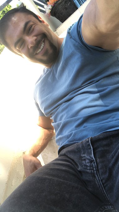 On set today.... sending out Step Dad Vibes for your Monday.🧔🏻😘 https://t.co/8LVp29l3Xd<a href="/tag/flexfriday"class="tags"><span>#flexfriday</span></a>
