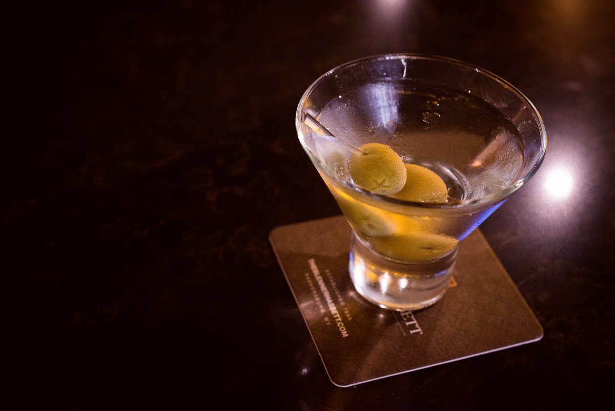 BlennyHotel's tweet photo. Rough Monday? We can help! Join us for $6 martinis this evening, 5-7pm! 😁 🍸 #MartiniMonday #BrunelloRestaurantBar at the #BlennyHotel https://t.co/ZWbyaKnc5m
