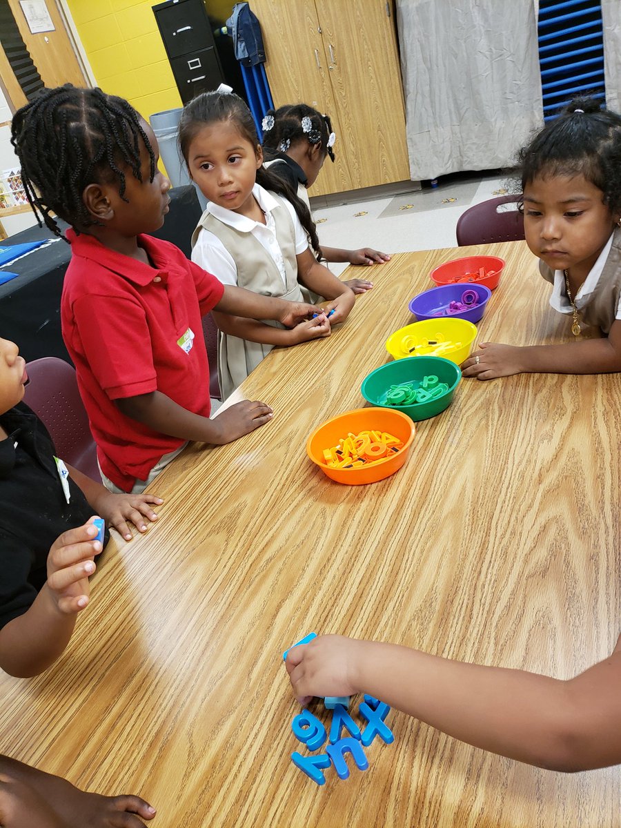 Ms_Sumpter2U's tweet photo. Sorting by color #mathsmallgroup #FirstDayOfSchool #gaprekfirstday @APSKimberly @APKimberlyES @aps_OEL https://t.co/0lj8U7D1ph