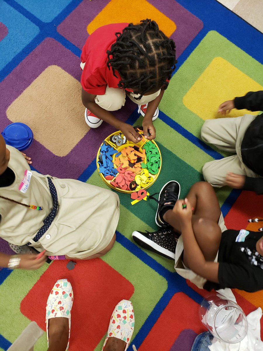 Ms_Sumpter2U's tweet photo. Sorting by color #mathsmallgroup #FirstDayOfSchool #gaprekfirstday @APSKimberly @APKimberlyES @aps_OEL https://t.co/0lj8U7D1ph