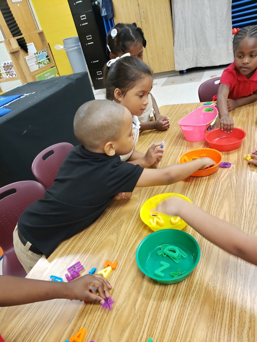 Ms_Sumpter2U's tweet photo. Sorting by color #mathsmallgroup #FirstDayOfSchool #gaprekfirstday @APSKimberly @APKimberlyES @aps_OEL https://t.co/0lj8U7D1ph