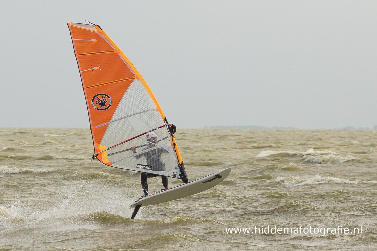 hiddemafoto's tweet photo. Gisteren fotograferen bij #Stavoren. Harde wind dus veel #surfers en #kitesurfers. Spectaculaire beelden! Alle foto's zien? https://t.co/43XT1YDMnI https://t.co/4a9h8MDPxV
