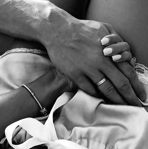 Чувствительные руки. Дотронься теплыми ладонями. Тяжелая любовь. Как понять что мужчина заинтересован в тебе. Страсть эмоция.