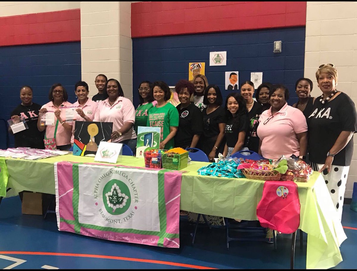 lamar_akas's tweet image. ZB’s Community Service weekend at the Beaumont Recreation Center with members of Alpha Omega Omega 💗💚 

Where we provided students with  Back To School care packages 📚 #weework #aka1908 #aka