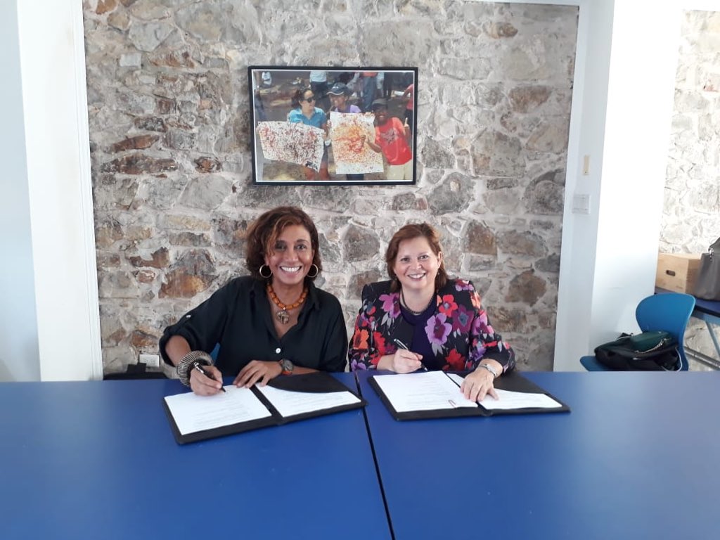 FOSinclair's tweet image. Con un gran abrazo de agradecimiento recibimos el apoyo invaluable de La embajada de Canadá en Panamá @EmbCanPanama
Esta mañana firmamos en acuerdo de cooperación para seguir impulsando arte y valores en la niñez panameña.