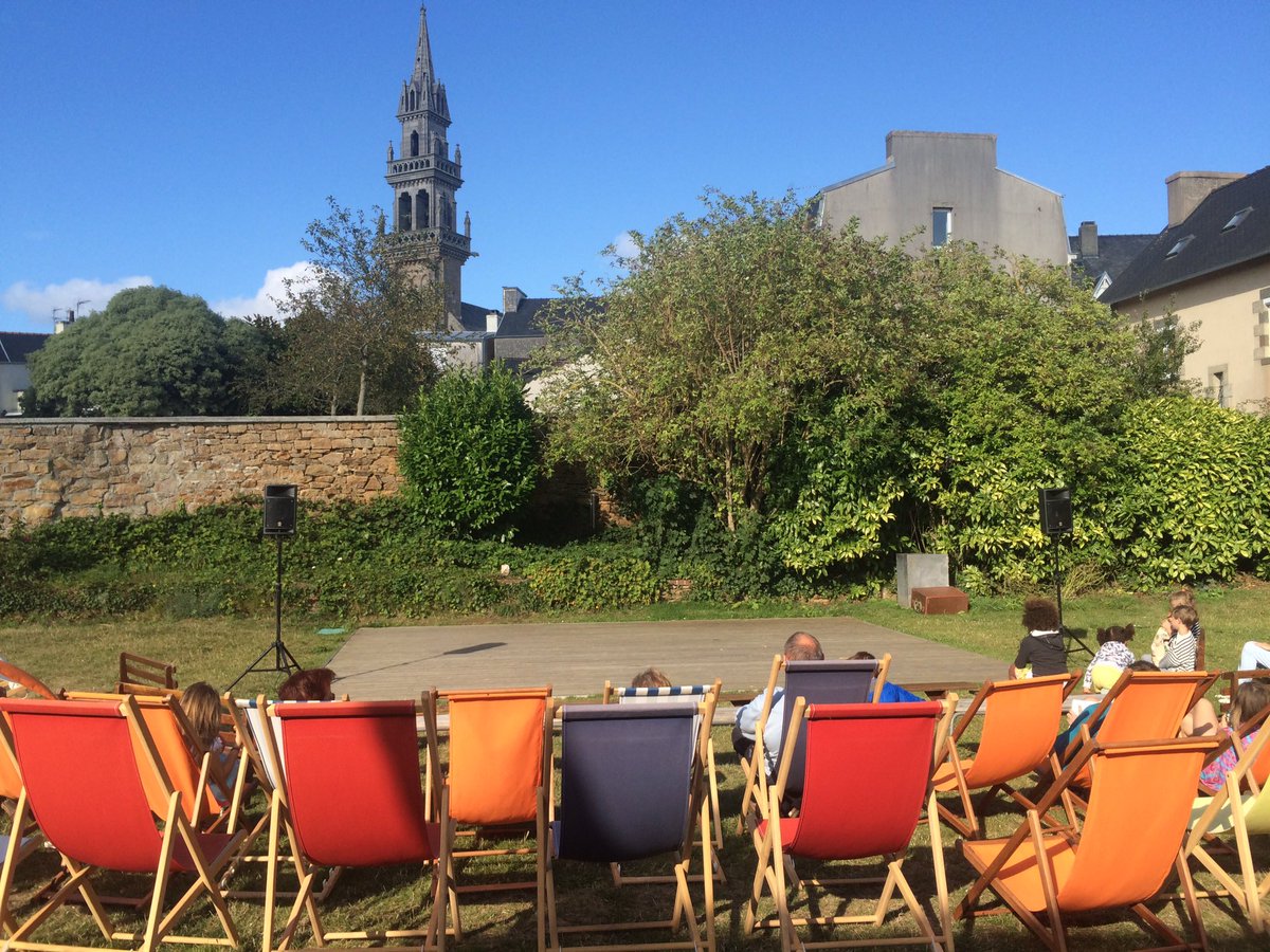 ecollin7's tweet image. Soirée conte sur un transat #Carentec #Finistère Monique Répécaud "Quand les mots ne suffisent plus"