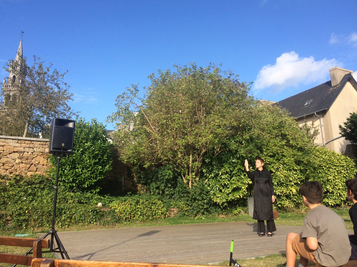 ecollin7's tweet image. Soirée conte sur un transat #Carentec #Finistère Monique Répécaud "Quand les mots ne suffisent plus"