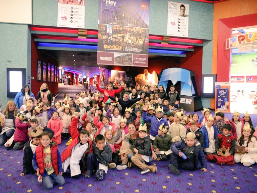 FedericoAchaval's tweet photo. Su realidad es una de las primeras cosas que queremos transformar. Queremos vivir en un país en donde ir al cine sea una posibilidad para tod☀️s.

Hoy acompañé a los chicos de Derqui al cine. https://t.co/Aim7sLnyBf