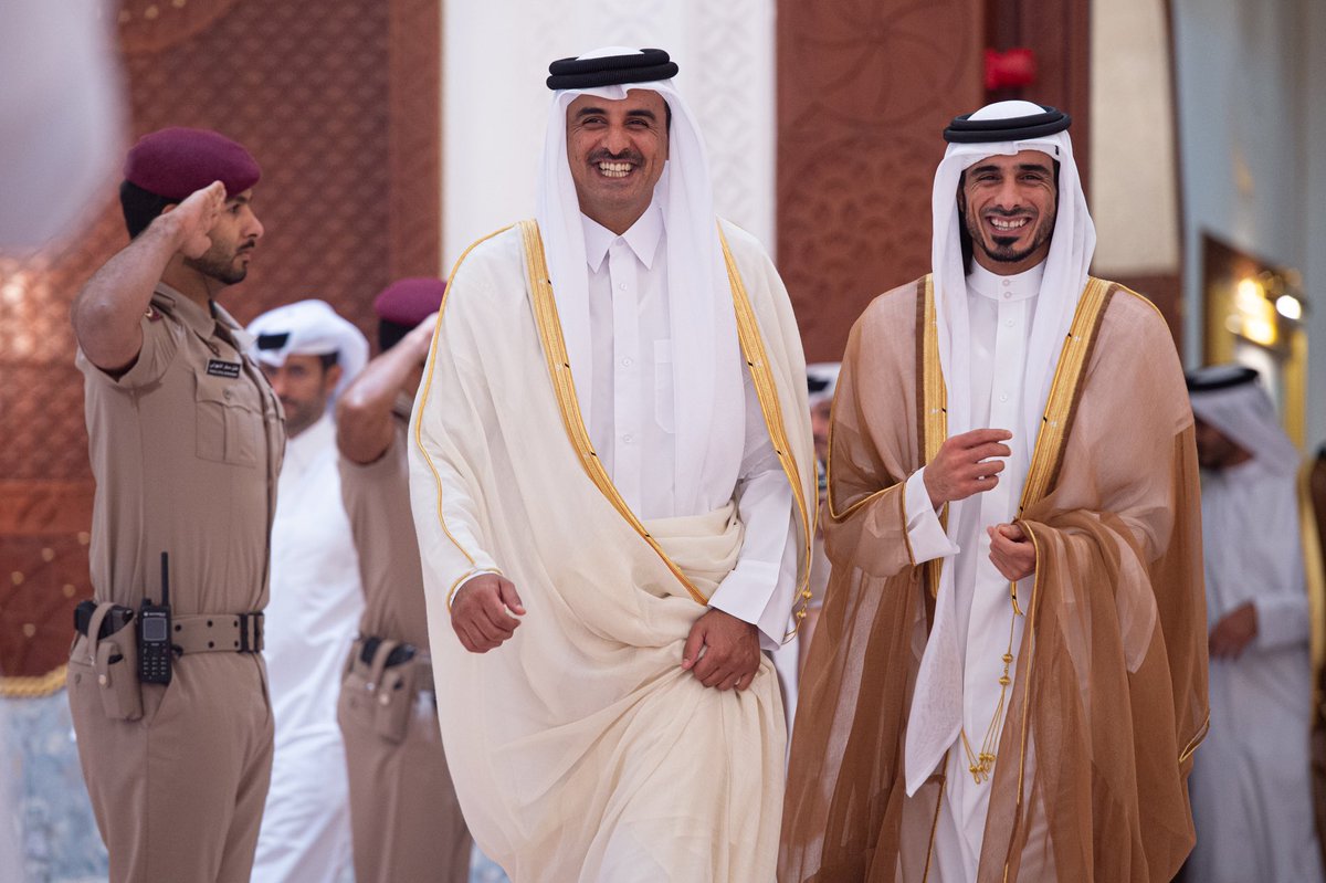 JoaanBinHamad's tweet photo. نزيهً يعرف إنّا بعيدً من المنقود..
ولاهمّنا المقرود لو طول احصاره..
حشيمً يعرف إنّا حشامً عراض بدود..
زحولً على الشدّات وجمّال هدّاره..
نتاقي على الأعراض بارواحنا ونذود..
 ولا نغدر المسلم ولا نكشف ستاره..
خلقنا كبار بجودنا فالوجود نجود..
نقدر تميم المجد ونعظم شعاره.. https://t.co/rJlfmlBGeR