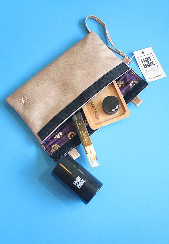 canndoraclub's tweet photo. The reviews are rolling in and it's official, the Canndora Hotbox Edition is a hit! Read @Eschelle's review and let us know what you think of the #HotboxEdition
@hotboxcafe @abiroach #CannabisCommunity #CanndoraClub #Mumfection
https://t.co/fOSaklByZB https://t.co/HdsBokli92