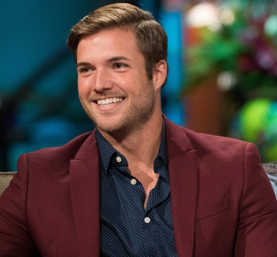 IamEmily_Ann's tweet photo. I LOVE Jordan on BIP. Why did they make us hate him on Bachelorette?! He's hysterical and wise and A GREAT MAYOR. #MayorJordan #BachelorInParadise #BachelorNation https://t.co/RFDKPqvGk0