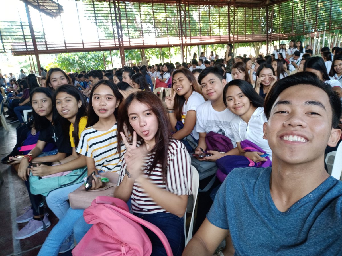 itsmeGorgAndeng's tweet photo. Yey! First day of school! 
Hi classmates! ❤️
#BSU 
#cabeihm #fisrtyear #RedSpartanFDH #ZitoRedSpartans https://t.co/Sy4Hawouav
