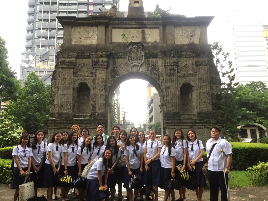 ustcasaofficial's tweet photo. The rain started to pour as CASA Freshies appreciate the majestic Arch of the Centuries with fun facts and trivias.
#CASAFreshmenRock
#GrowLouderWithCASA https://t.co/lrCy9ho84x