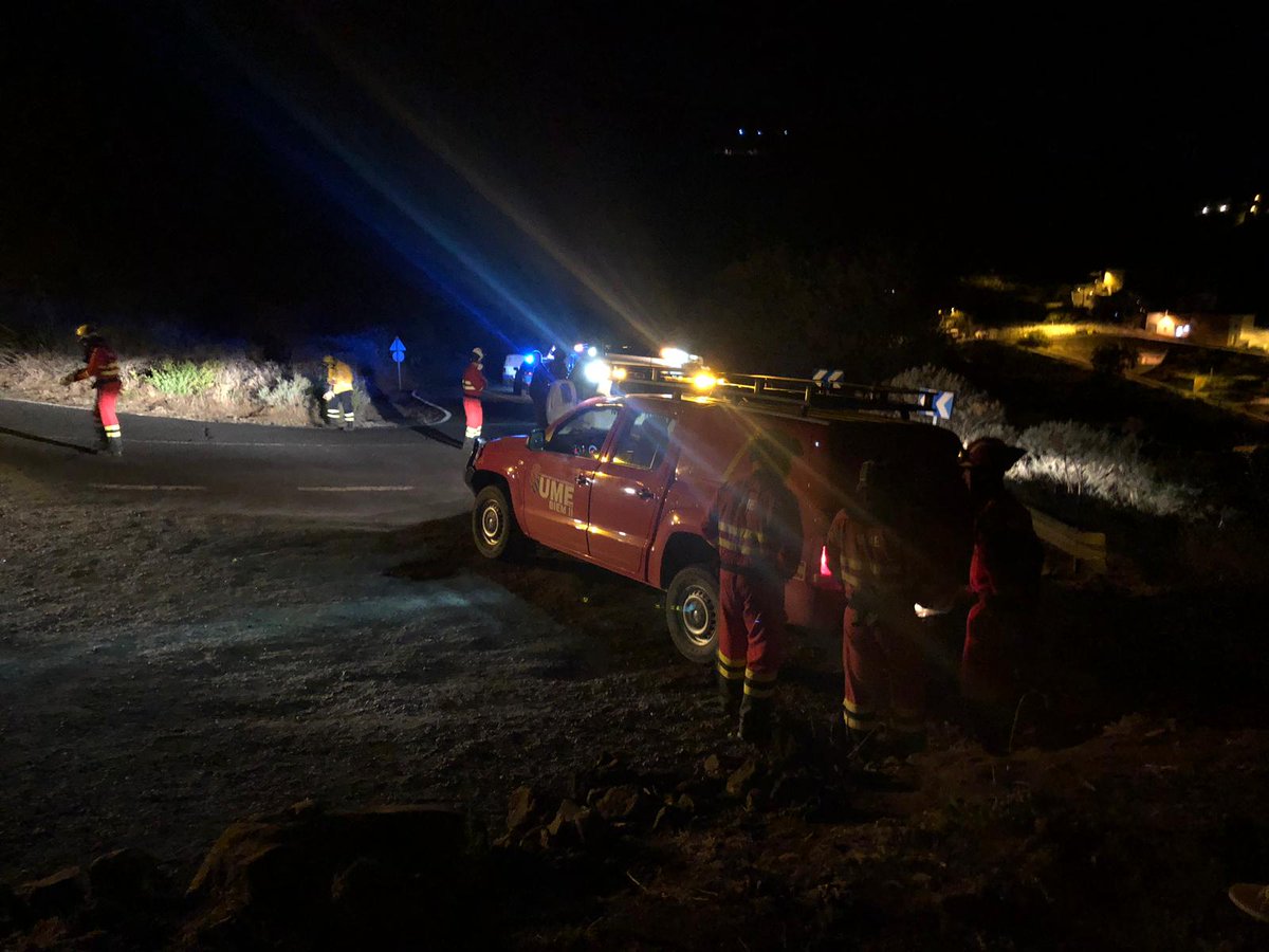 mavegasa's tweet photo. Se incorporan a la lucha contra el fuego del #IFCazadores los efectivos del #BIEM2 #UIENCanarias @UMEgob https://t.co/Z8oQZWQavj