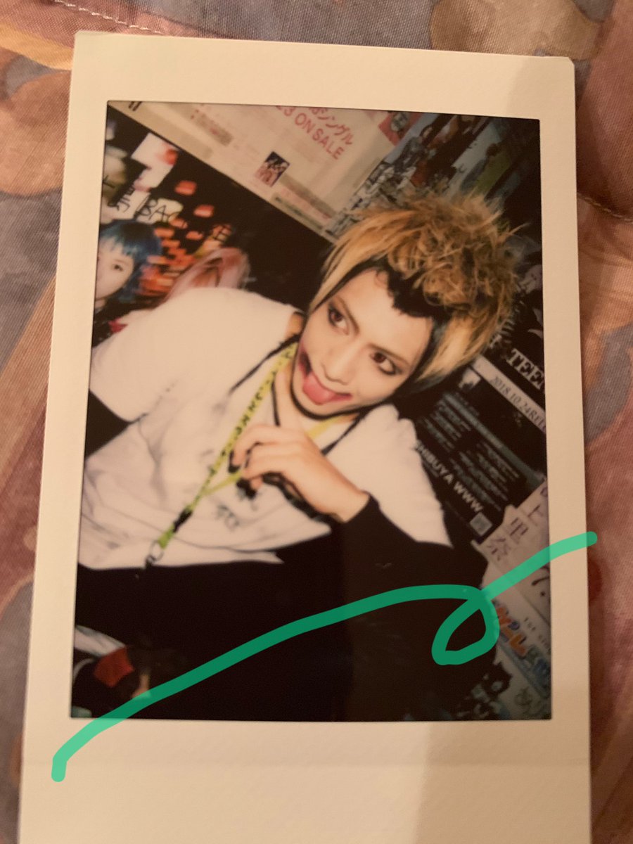 【拡散希望】
甘い暴力 8/13 「HEIKOWSEN」広島公演の義さんチェキをお譲り又は同日の文さんチェキと交換して頂ける方を探しております。お気軽にリプライ、DMよりご連絡お待ちしております。