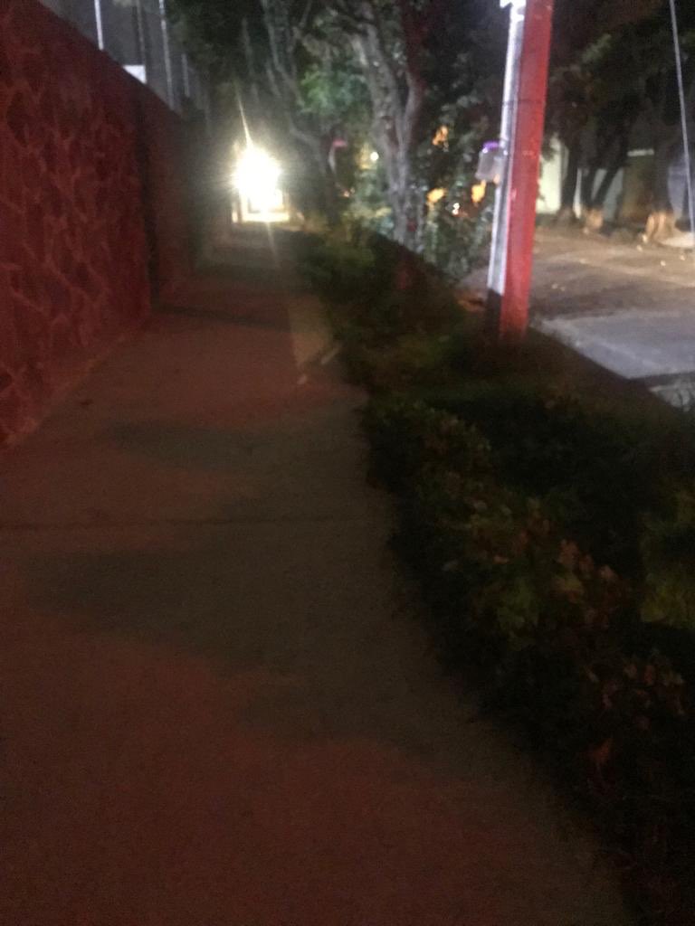 dianis27's tweet photo. 3 semanas reportando que no sirven luminarias @ColGralAnaya y siguen igial; cuando hará caso @BJAlcaldia @STaboadaMx #agustingutierrez #riff #manuelrincon https://t.co/oLn8fsRIlV