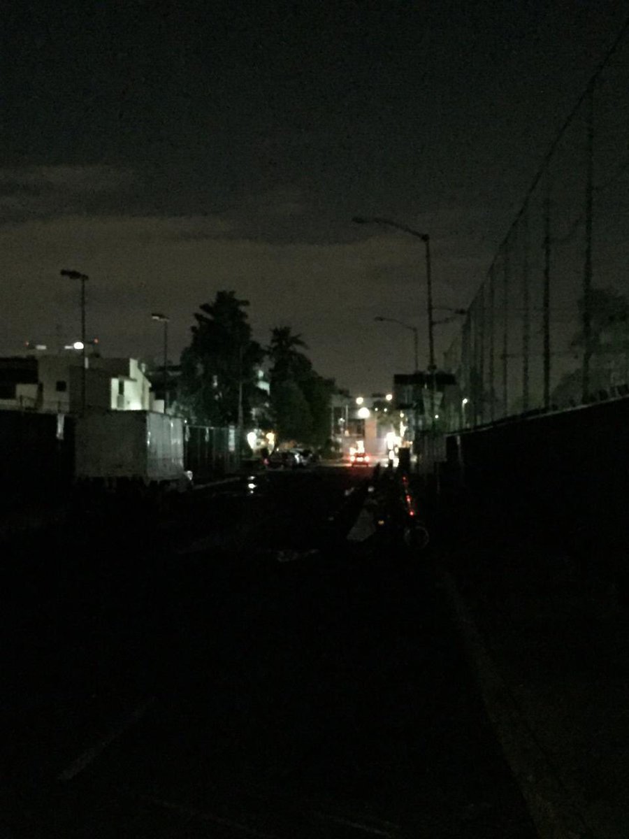 dianis27's tweet photo. 3 semanas reportando que no sirven luminarias @ColGralAnaya y siguen igial; cuando hará caso @BJAlcaldia @STaboadaMx #agustingutierrez #riff #manuelrincon https://t.co/oLn8fsRIlV