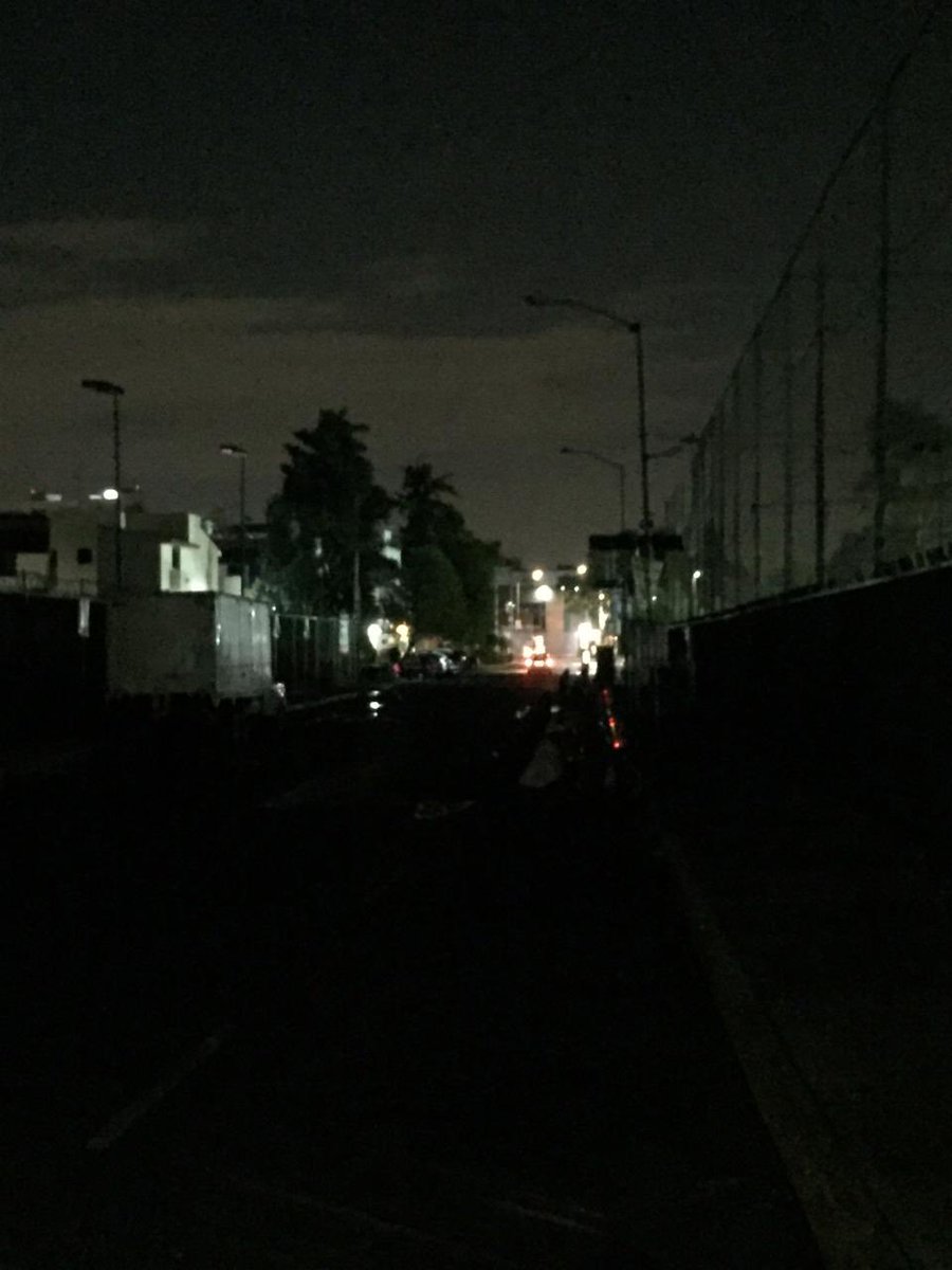 dianis27's tweet photo. 3 semanas reportando que no sirven luminarias @ColGralAnaya y siguen igial; cuando hará caso @BJAlcaldia @STaboadaMx #agustingutierrez #riff #manuelrincon https://t.co/oLn8fsRIlV